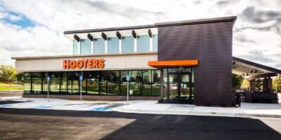 Hooters rend hommage aux militaires lors de la Journée des anciens combattants avec un repas gratuit
