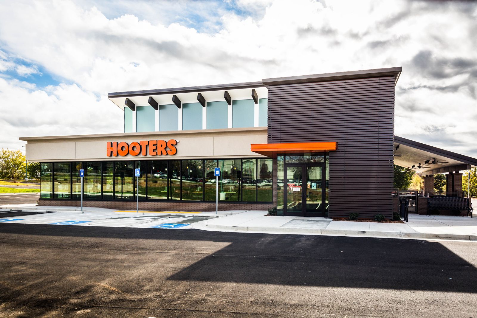 Hooters rend hommage aux militaires lors de la Journée des anciens combattants avec un repas gratuit