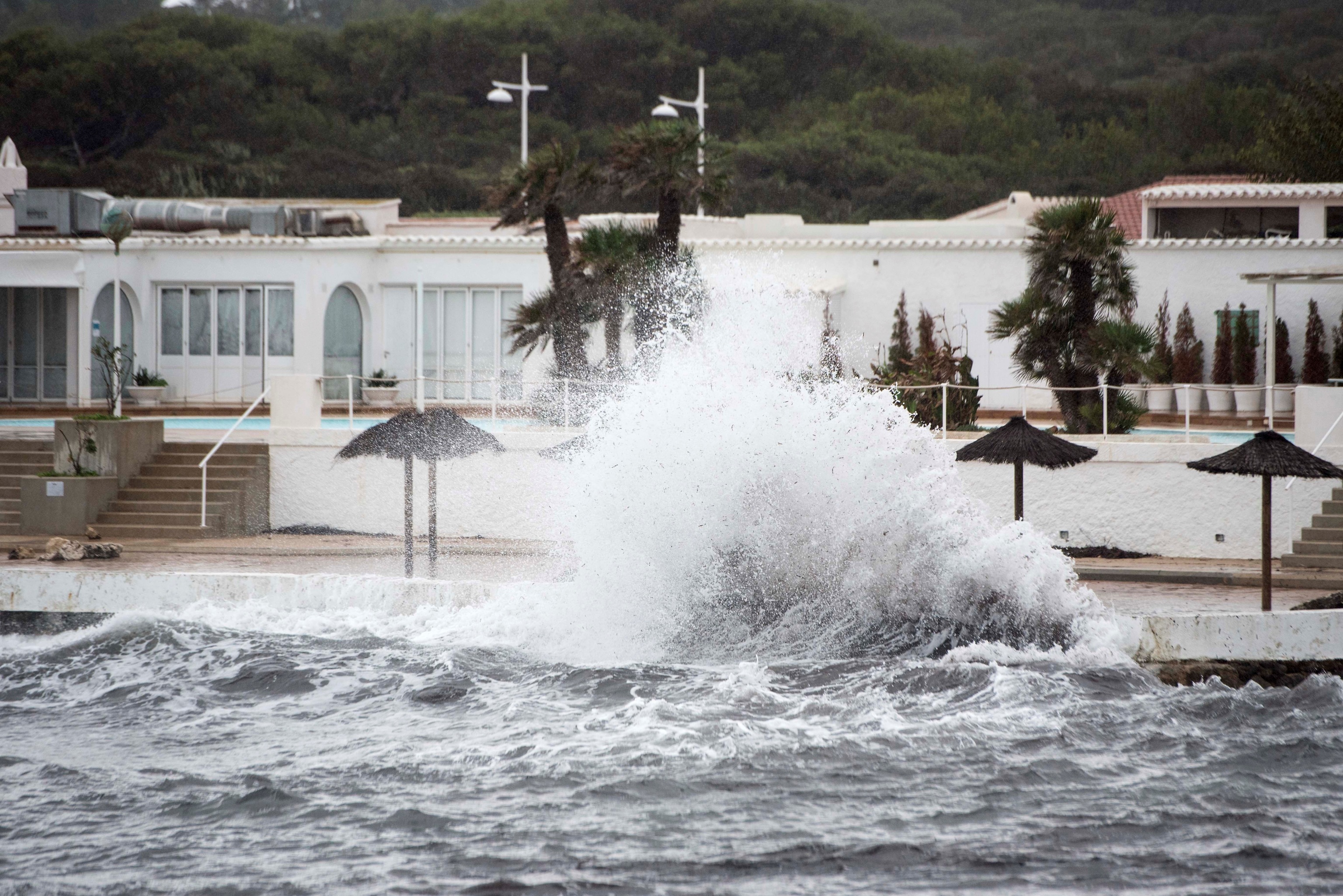 De fortes vagues sur une plage de Minorque.