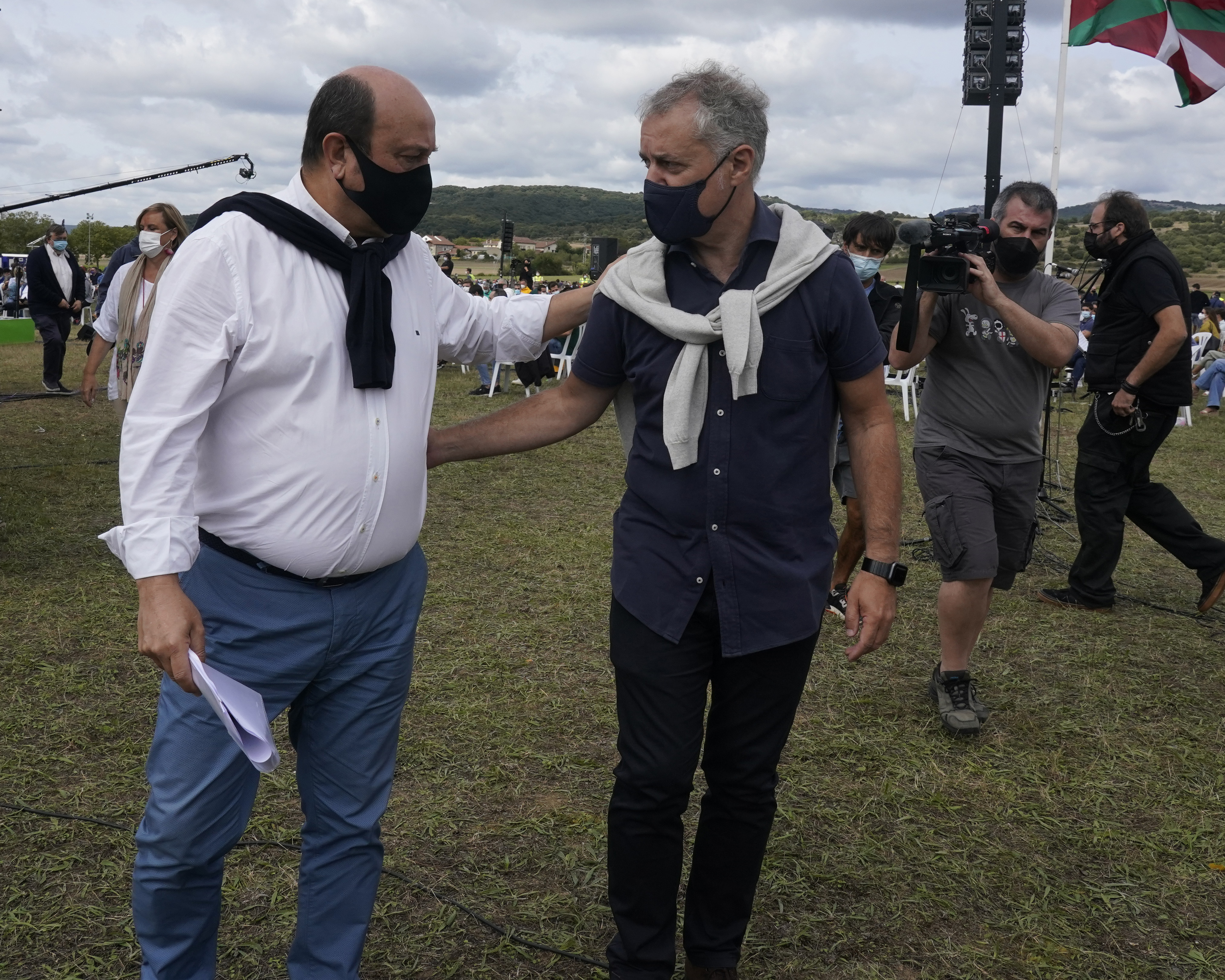 Ortuzar et Urkullu se saluent pendant la