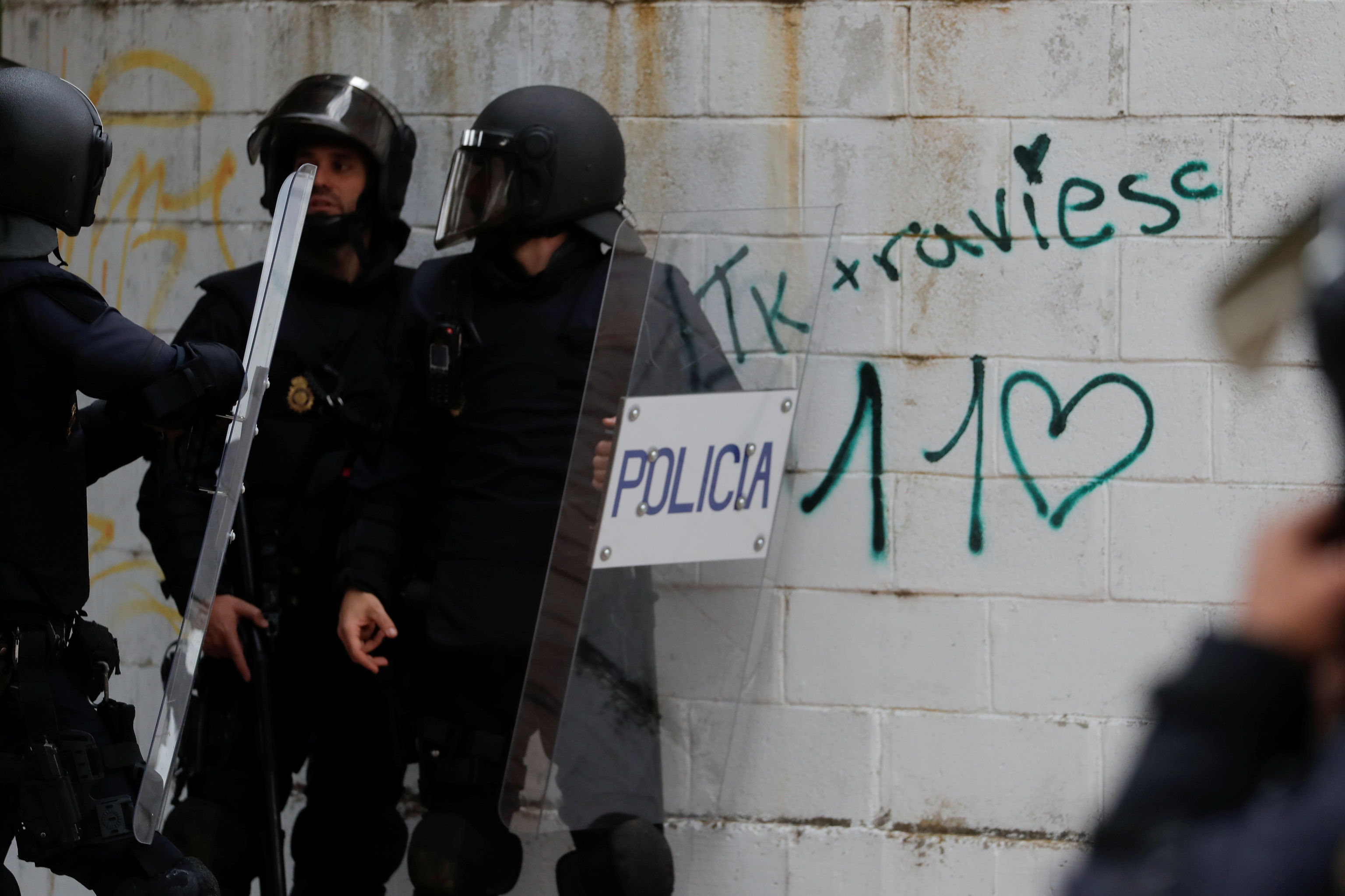 Agents anti-émeutes, dans une performance