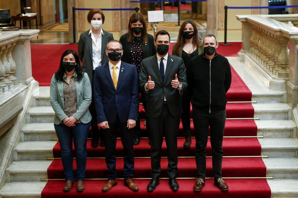 Les prévenus avec des adjoints d'ERC et JxCat
