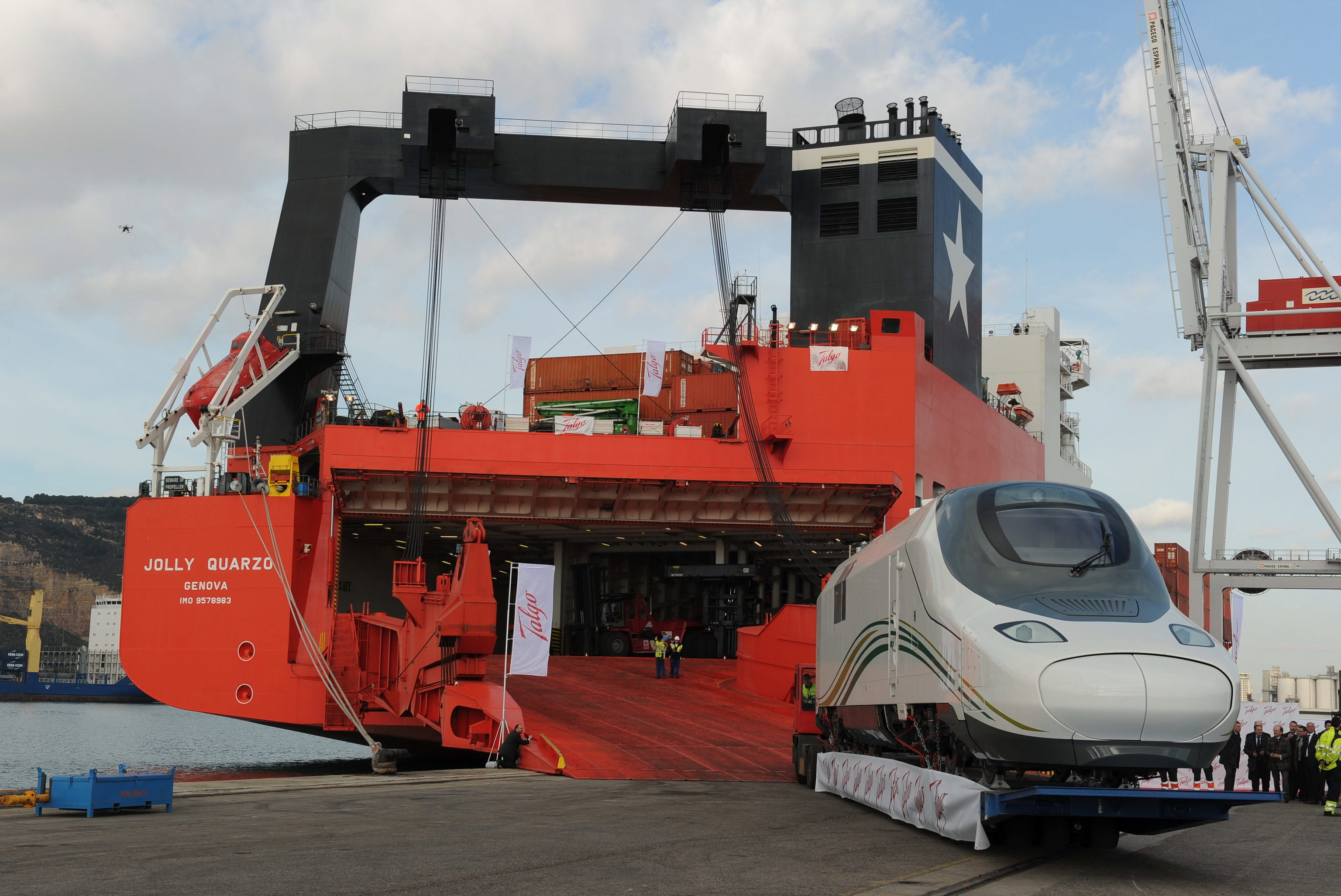 Embarquement à Barcelone, en 2014, du premier Talgo AVE fabriqué pour l'Arabie Saoudite