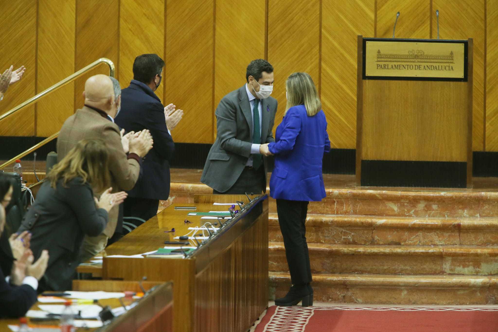 La présidente du conseil d'administration, Juanma Moreno, félicite le ministre du Développement, Marifr