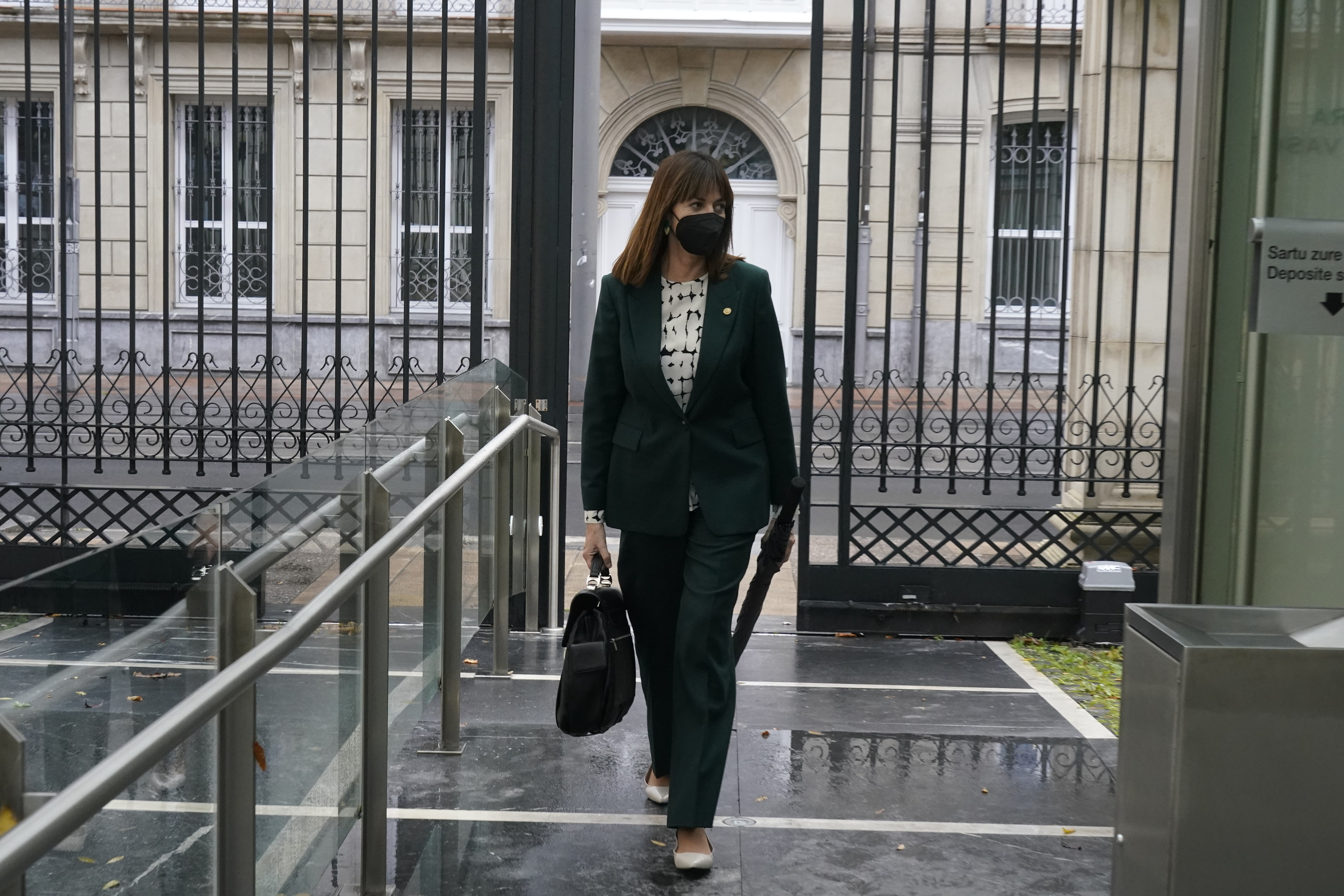 La vice-présidente Idoia Mendia entre au Parlement basque avant d'expliquer ses budgets en 2022.