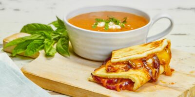 Le nouveau Cheesy Chutney Melt complimente la soupe robuste préférée chez Taziki