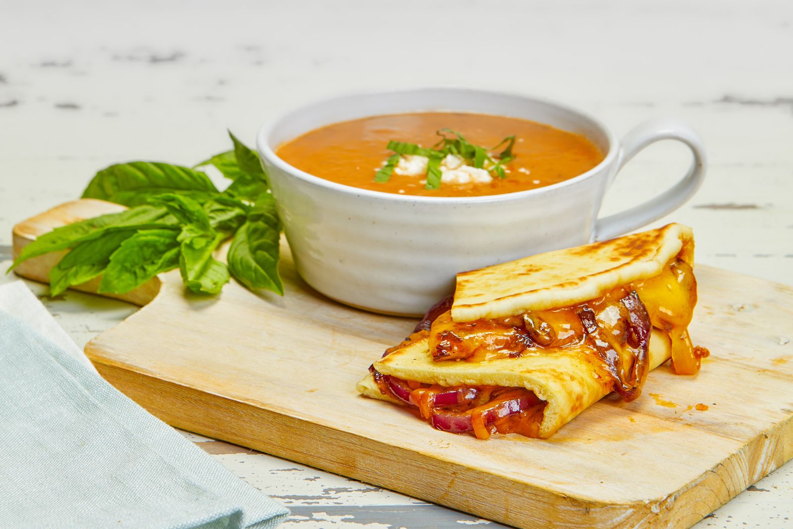 Le nouveau Cheesy Chutney Melt complimente la soupe robuste préférée chez Taziki Le nouveau Cheesy Chutney Melt complimente la soupe robuste préférée chez Taziki