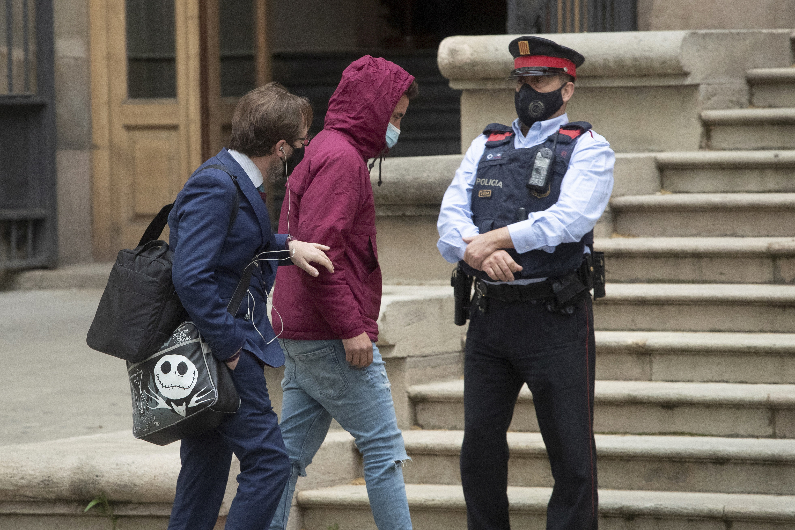 Arrivée au tribunal d'un des accusés d'un viol