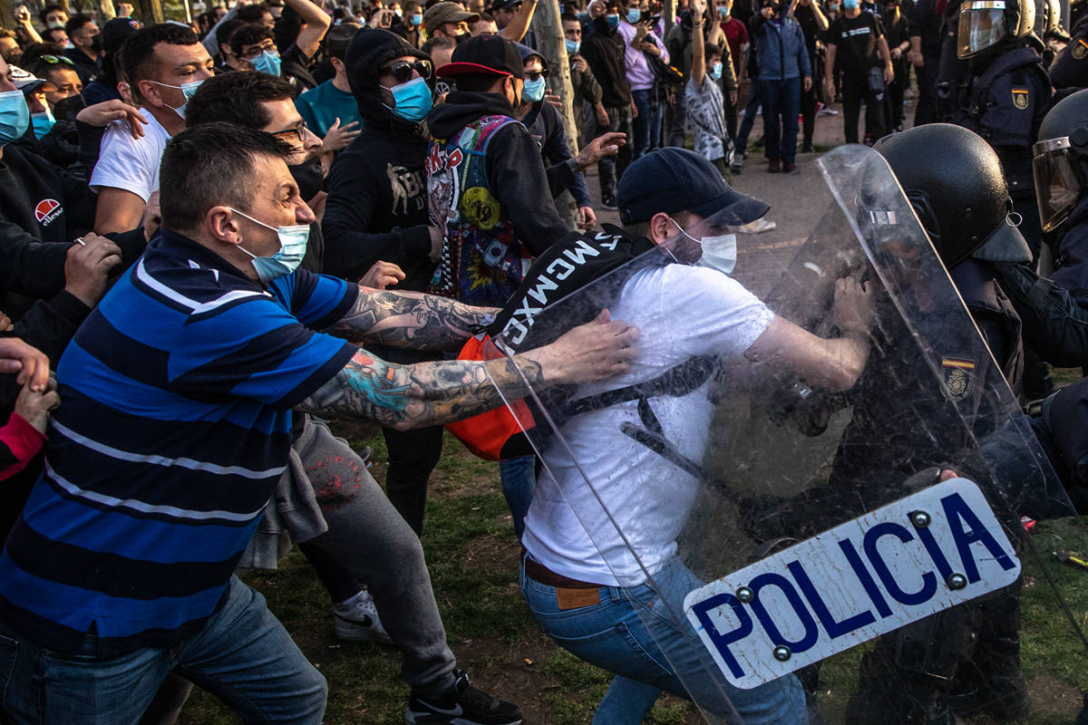 Les citoyens font face à la police