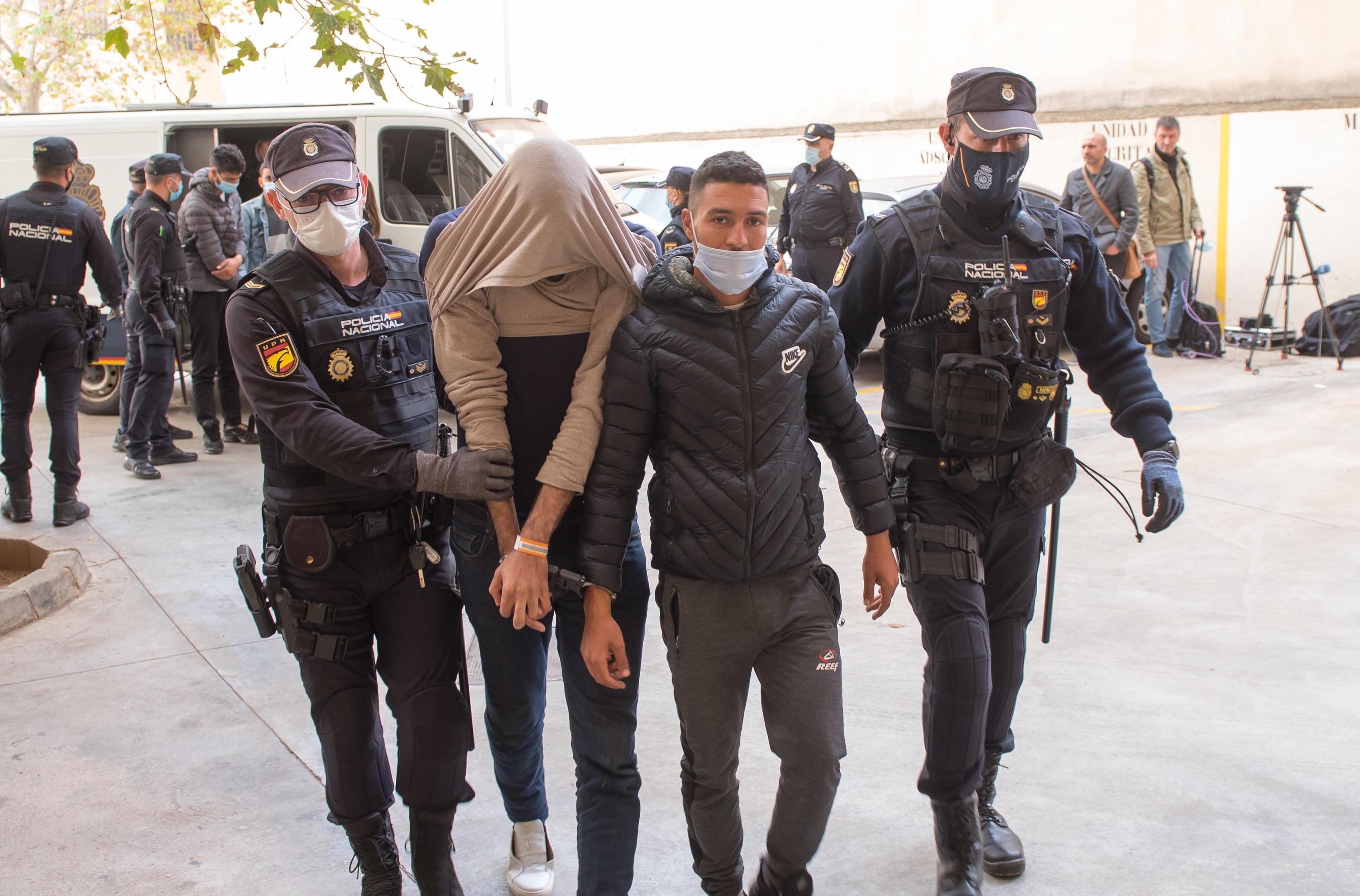 Deux des détenus, à leur arrivée au tribunal.
