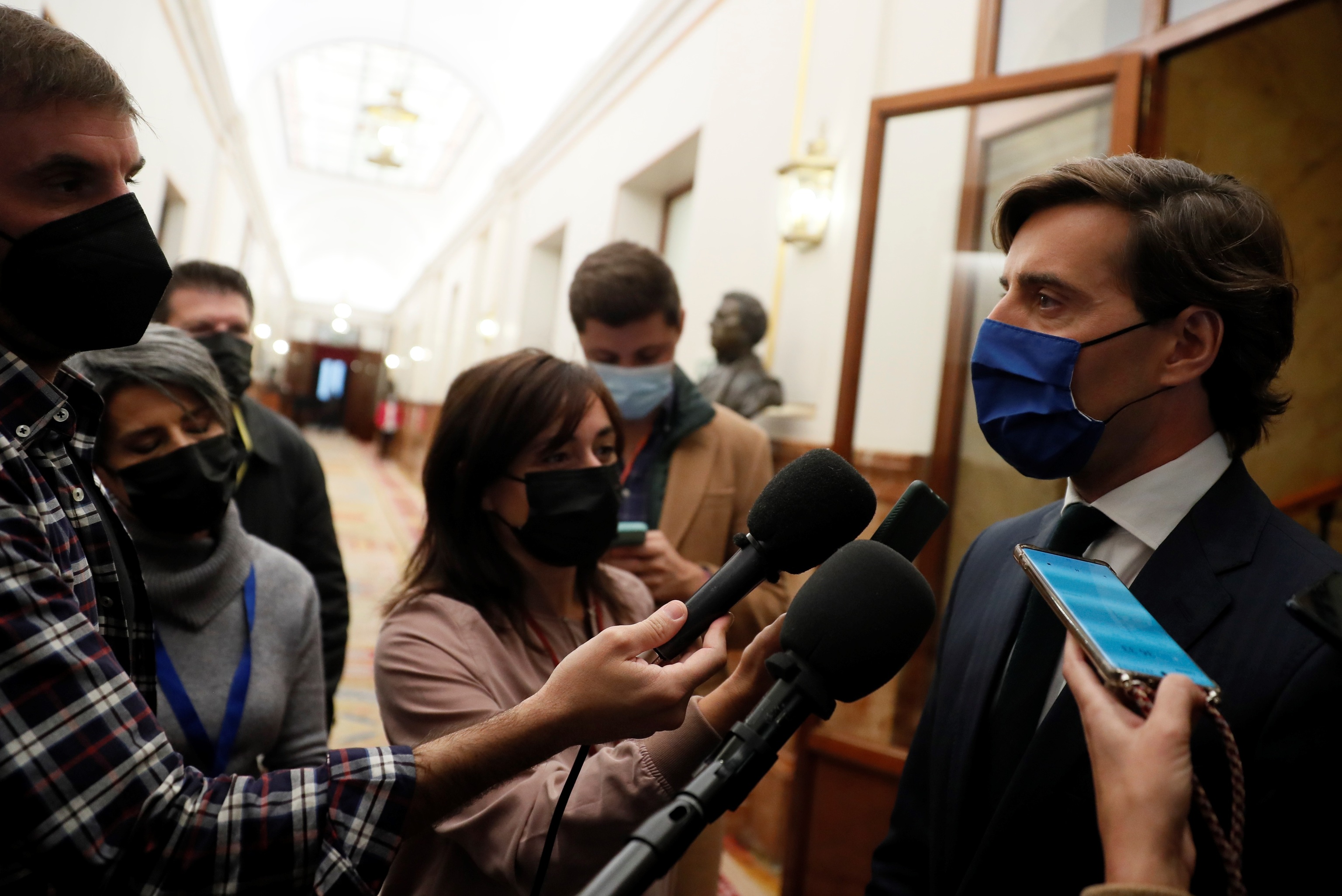 Pablo Montesinos répond aux journalistes dans les couloirs du Congrès.
