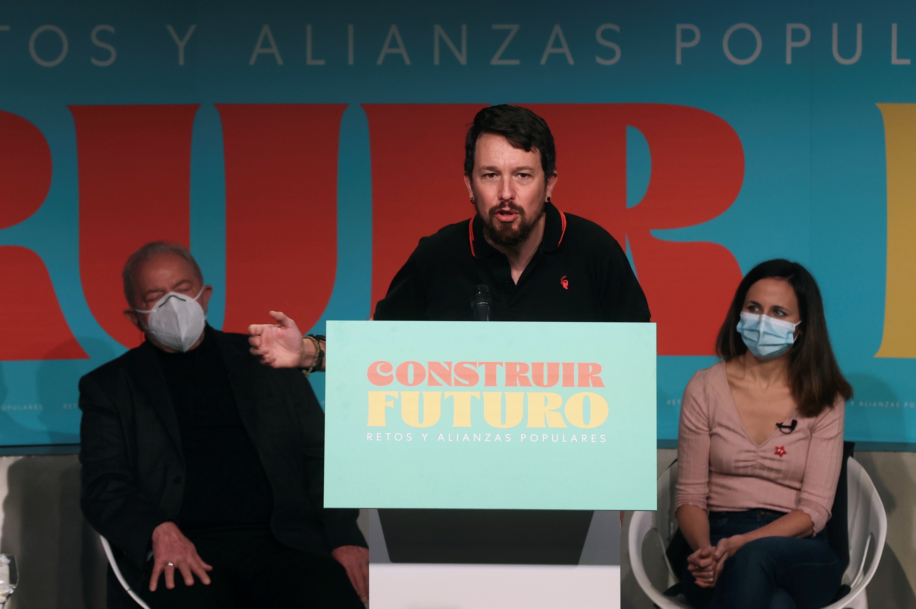 Pablo Iglesias, devant Lula da Silvia et Ione Belarra, dans l'acte 'Construire l'avenir : défis et alliances populaires'.