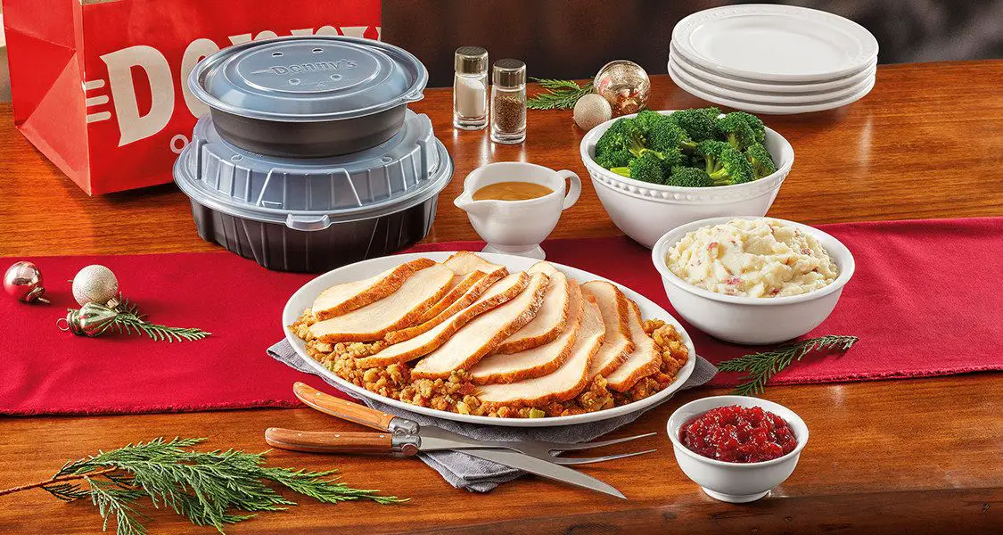 Retour en vacances en douceur ?  Denny's Turkey & Dressing Dinner Pack est là pour offrir un dîner de Thanksgiving pratique et délicieux