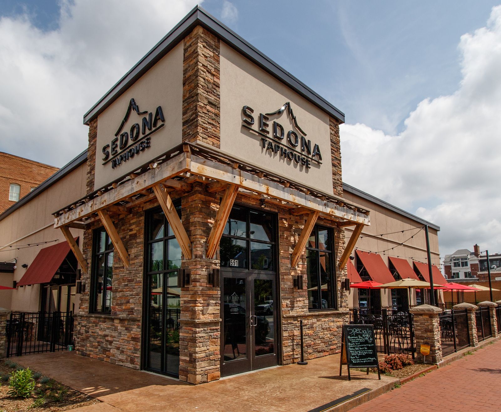 Sedona Taphouse nommée à Inc. 5000 pour la troisième année consécutive Sedona Taphouse nommée à Inc. 5000 pour la troisième année consécutive
