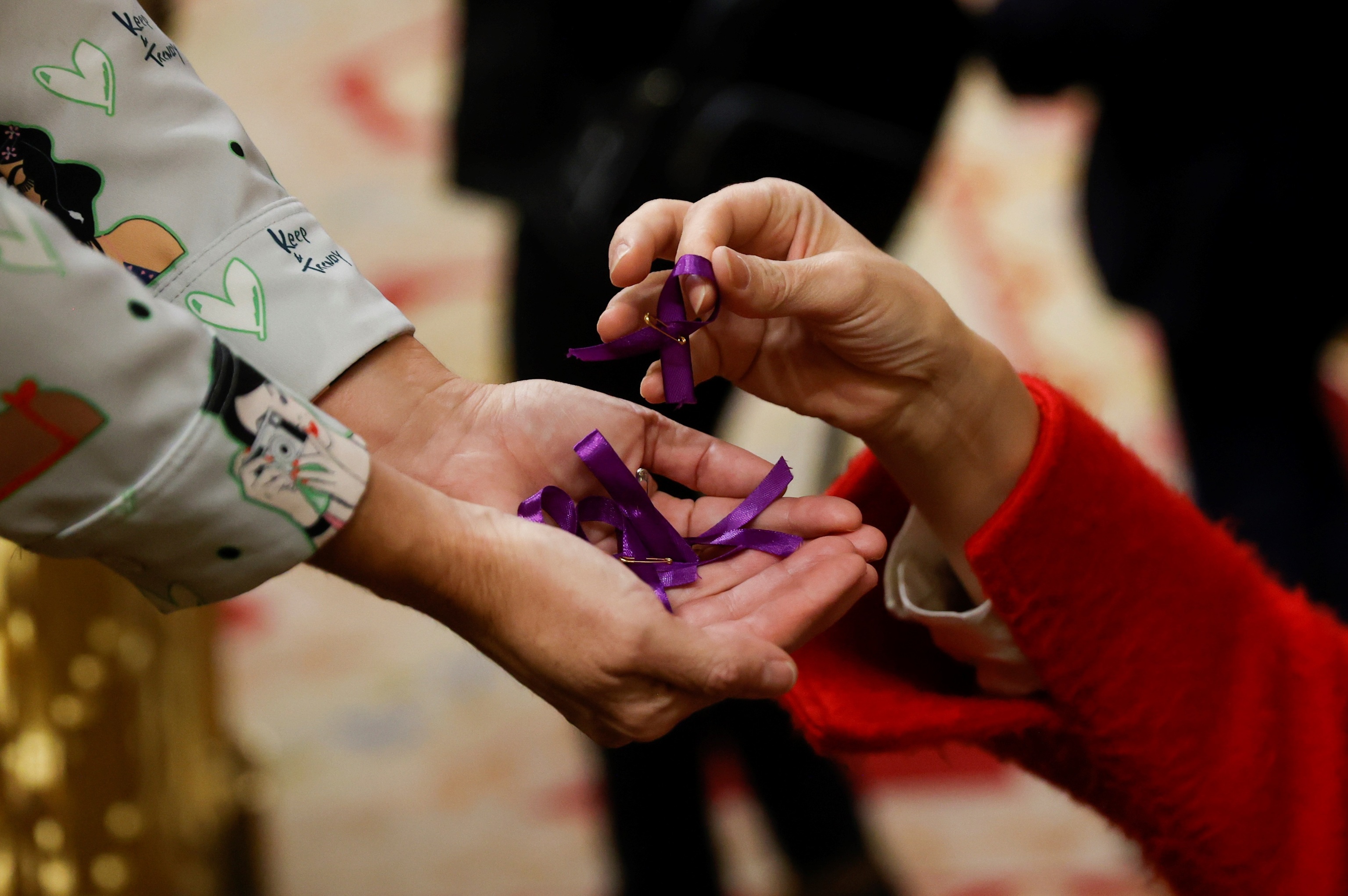 Une femme adjointe distribue des rubans violets dans le D