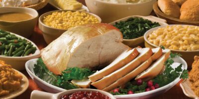 Shoney&rsquo;s est prêt à accueillir votre famille ce jeudi avec son spectaculaire festin de Thanksgiving fraîchement préparé et garni d&rsquo;une tranche de tarte à la citrouille gratuite !