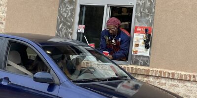 Snoop Dogg surprend élever les clients de Cane dans le service au volant