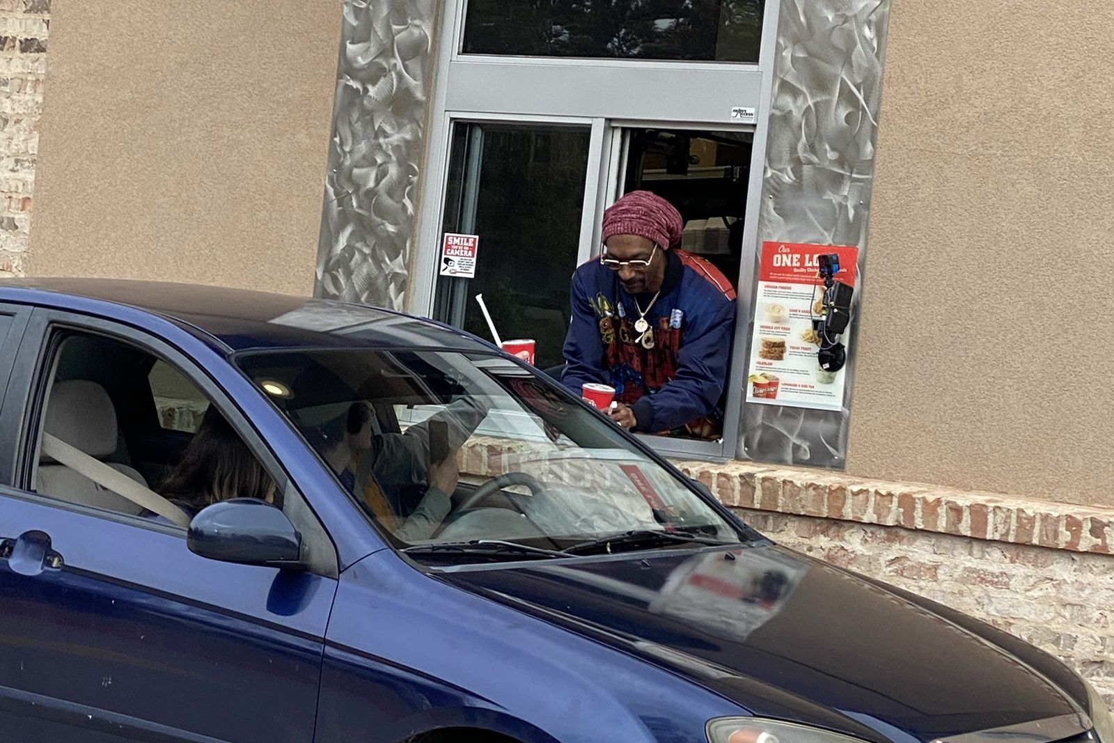Snoop Dogg surprend élever les clients de Cane dans le service au volant Snoop Dogg surprend élever les clients de Cane dans le service au volant