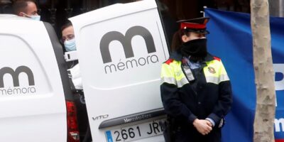 Clameur contre Colau pour le manque de protection sociale à Barcelone pour la famille tuée dans un incendie dans un local « squatté »