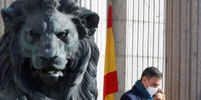 Sánchez demande de « se conformer de haut en bas » à la Constitution tandis que ses partenaires gouvernementaux la « défient »