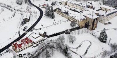 La DGT exhorte ceux qui se trouvent dans la moitié nord de l&rsquo;Espagne à anticiper leur retour avant les chutes de neige de mercredi prochain