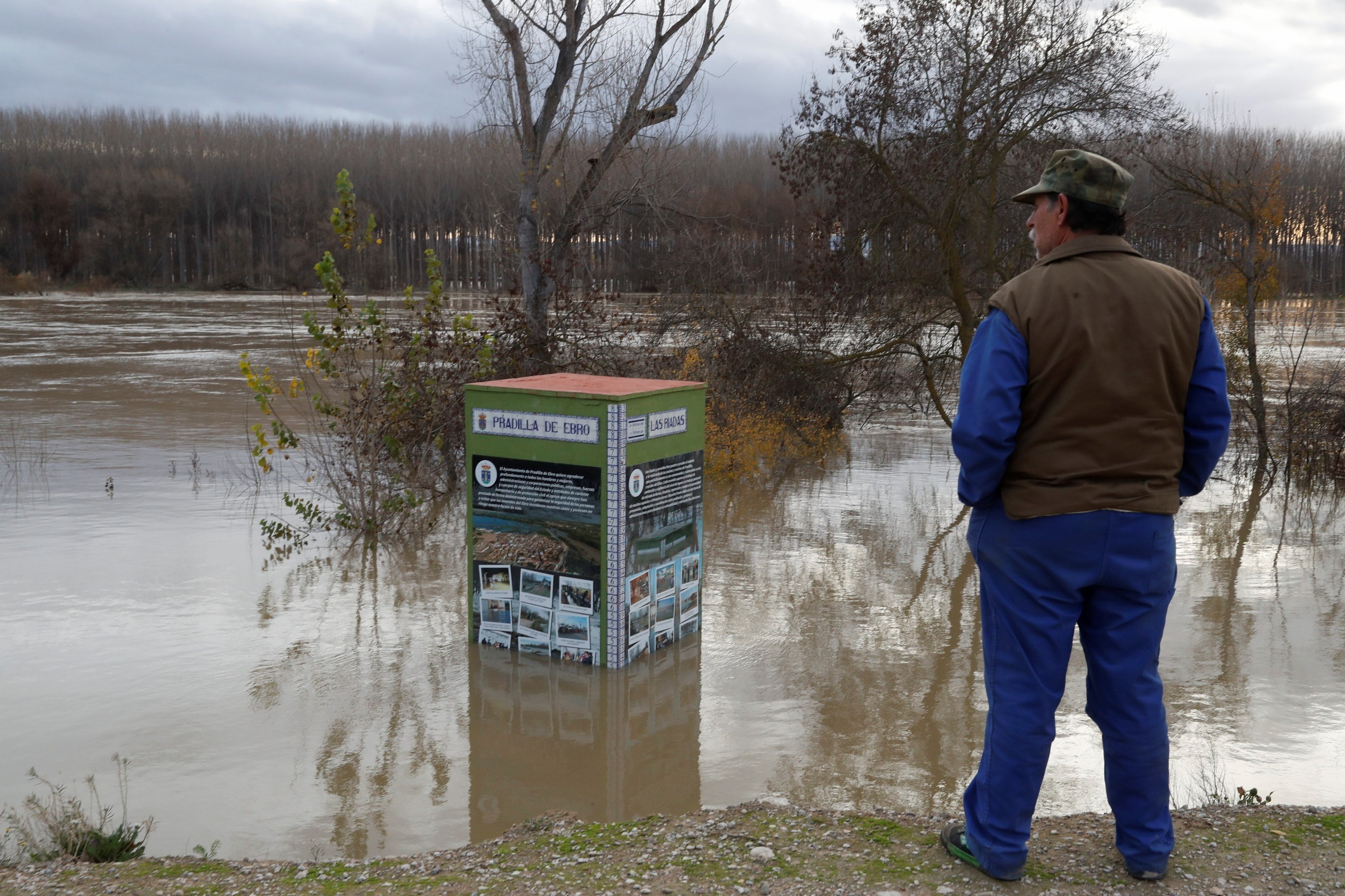 Un voisin de Pradilla de Ebro contemple le r