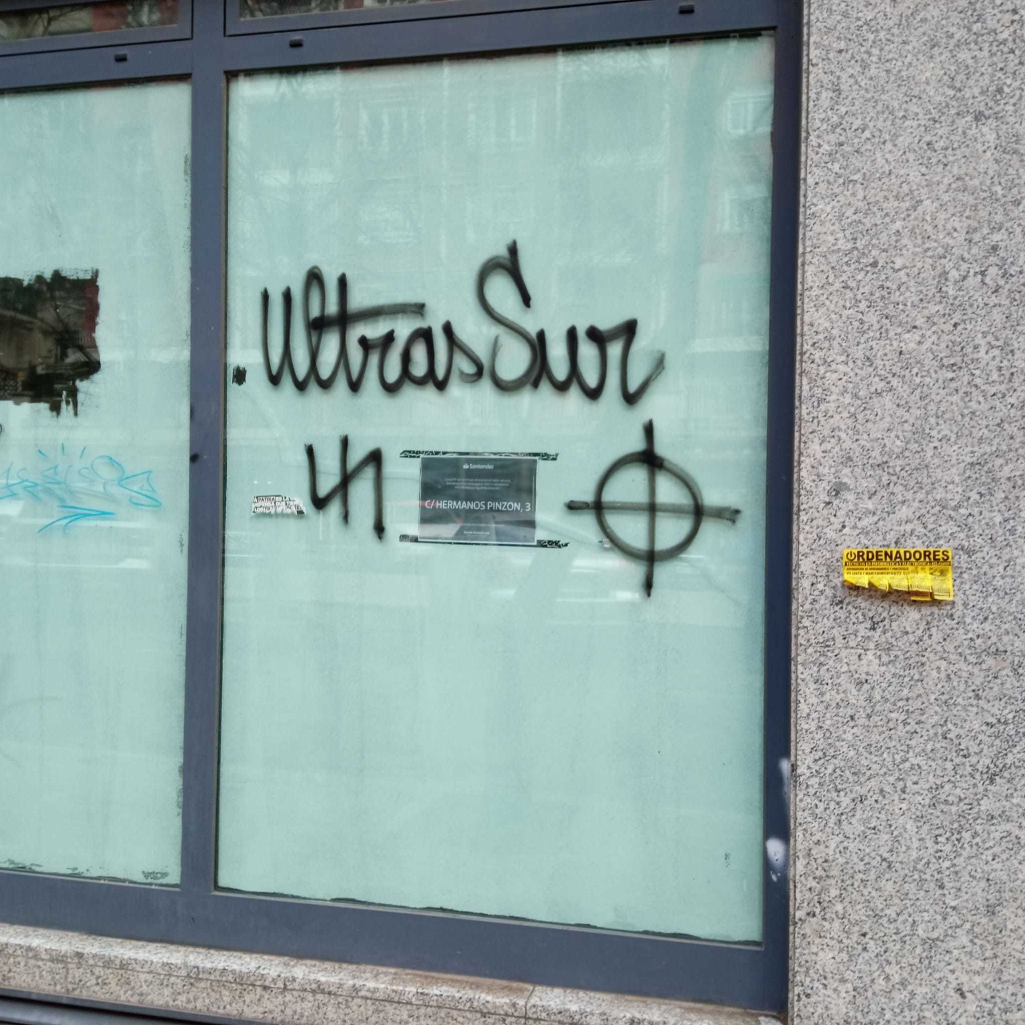 Un graffiti Ultras Sur sur la façade d'un commerce.