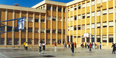 Une enseignante dénonce une élève pour avoir diffusé des photos d&rsquo;elle en train de s’embrasser avec une autre femme sur les réseaux