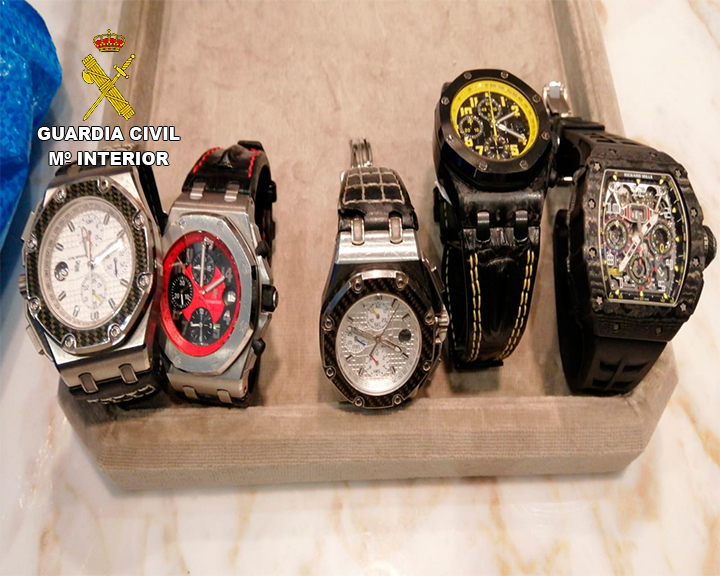 Certaines des montres saisies.