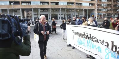Sortu reçoit sous les applaudissements, « soutien et solidarité » l&rsquo;ancien chef de l&rsquo;ETA Mikel &lsquo;Antza&rsquo; avant son inculpation dans le meurtre d&rsquo;Ordez