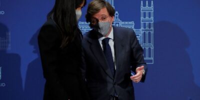 Almeida et Villacs augmentent leurs budgets en échange de la régulation de la baisse de l&rsquo;IBI et du fait de nommer Almudena Grandes leur fille préférée