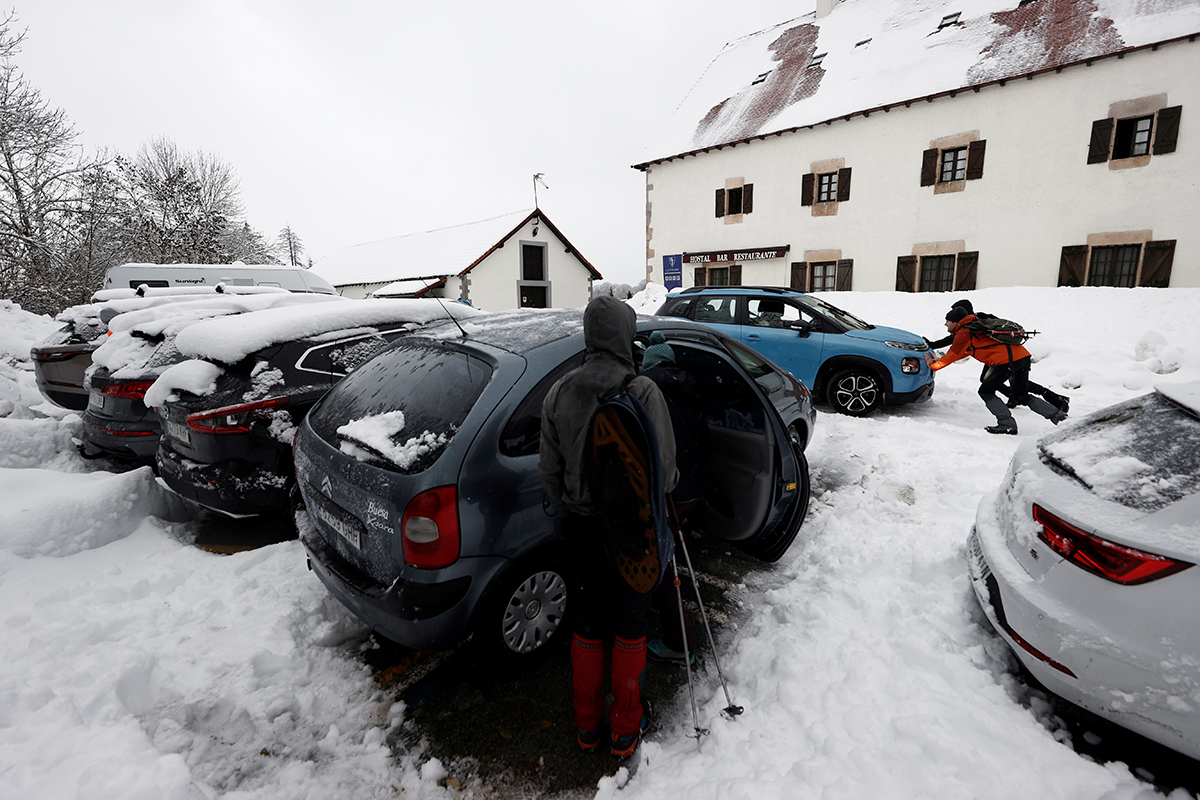 Parking enneigé à Roncevaux, en Navarre