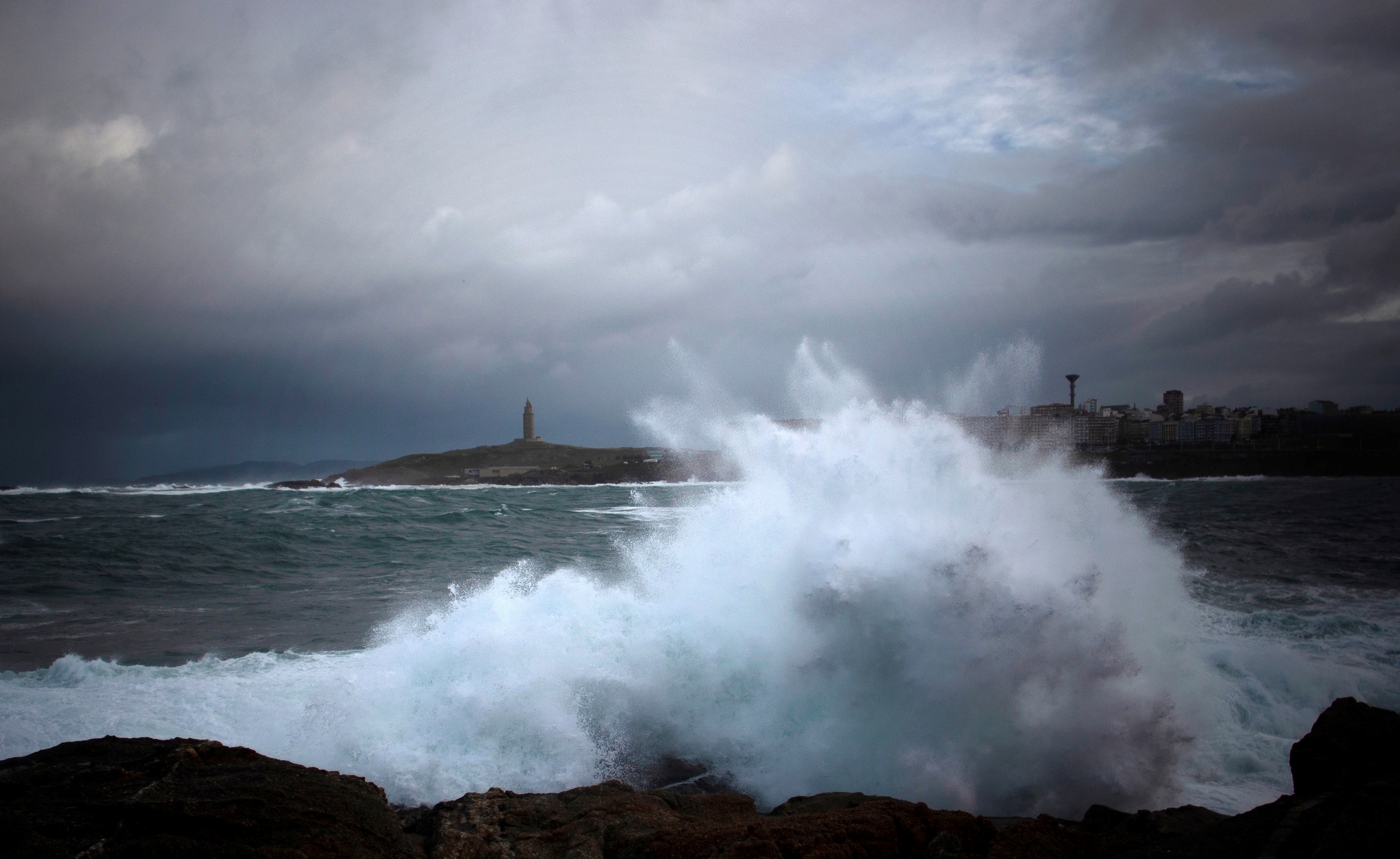 Une vague déferle avec force à A Coru
