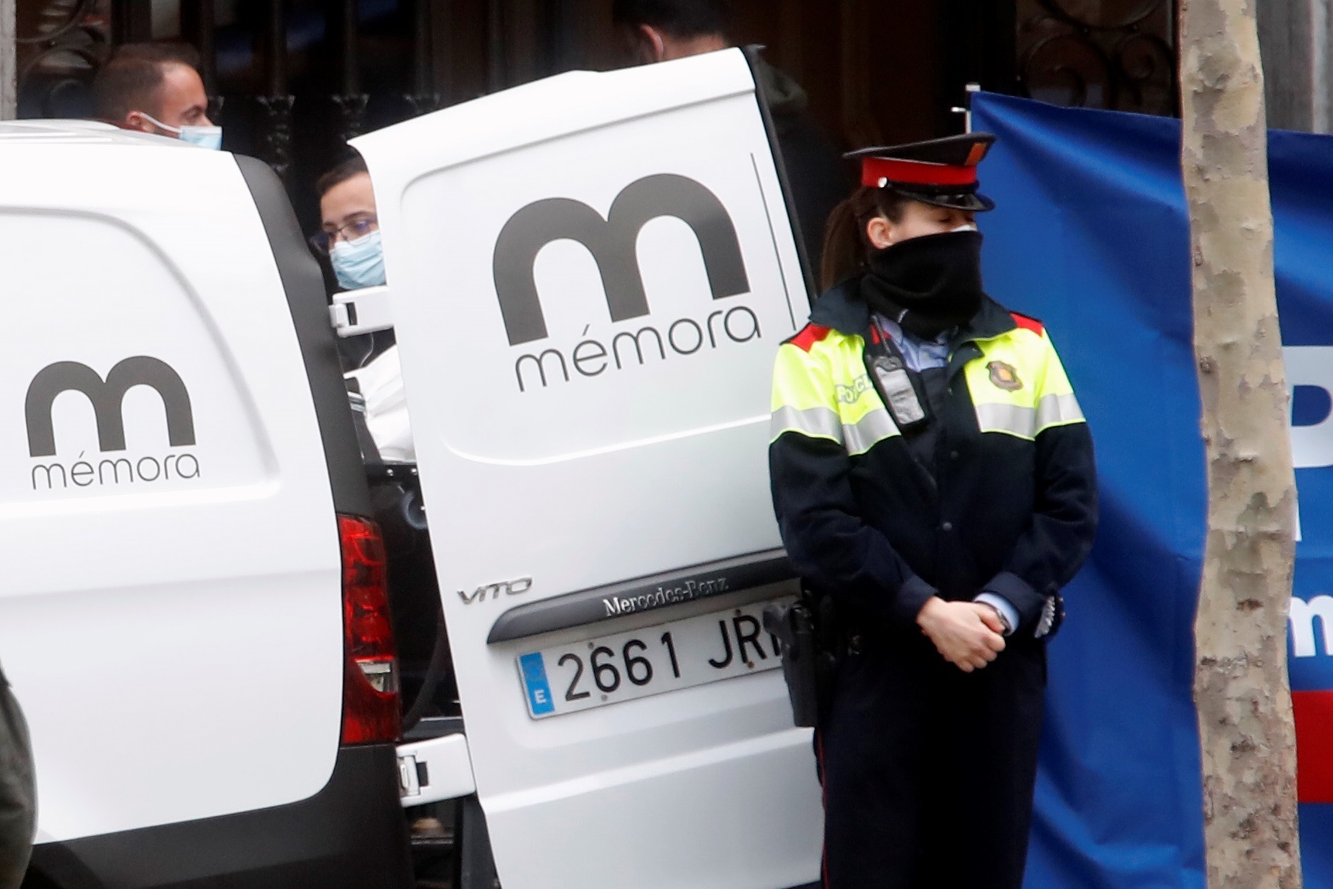Une camionnette médico-légale enlève le cad