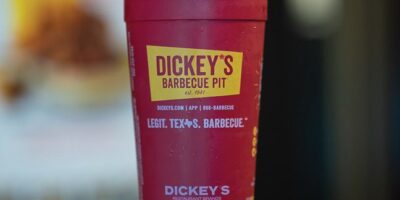Dickey&rsquo;s Barbecue Pit dévoile la toute nouvelle Big Yellow Cup en édition limitée pour célébrer les Fêtes