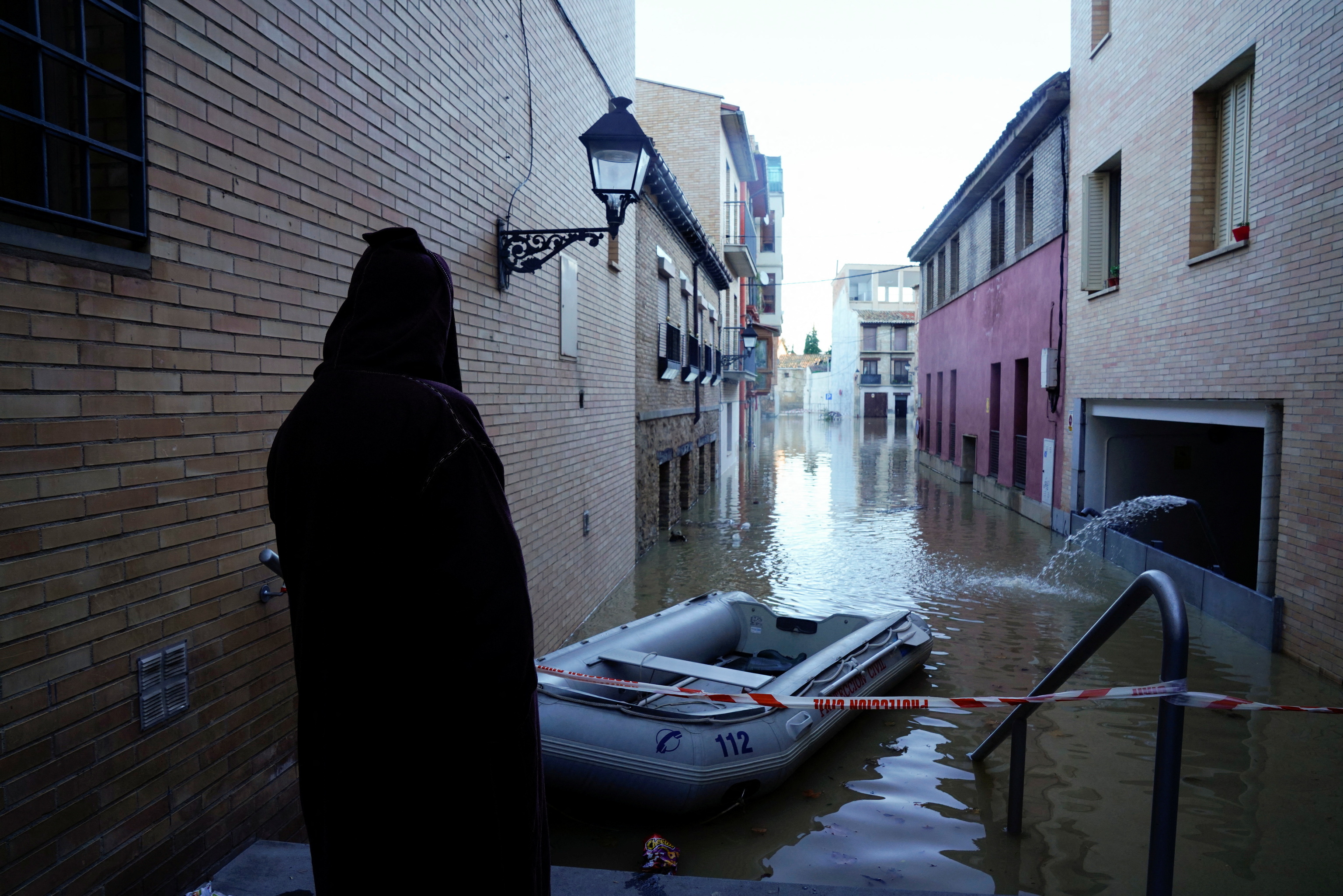 Un homme observe les eaux de crue après le débordement de la r