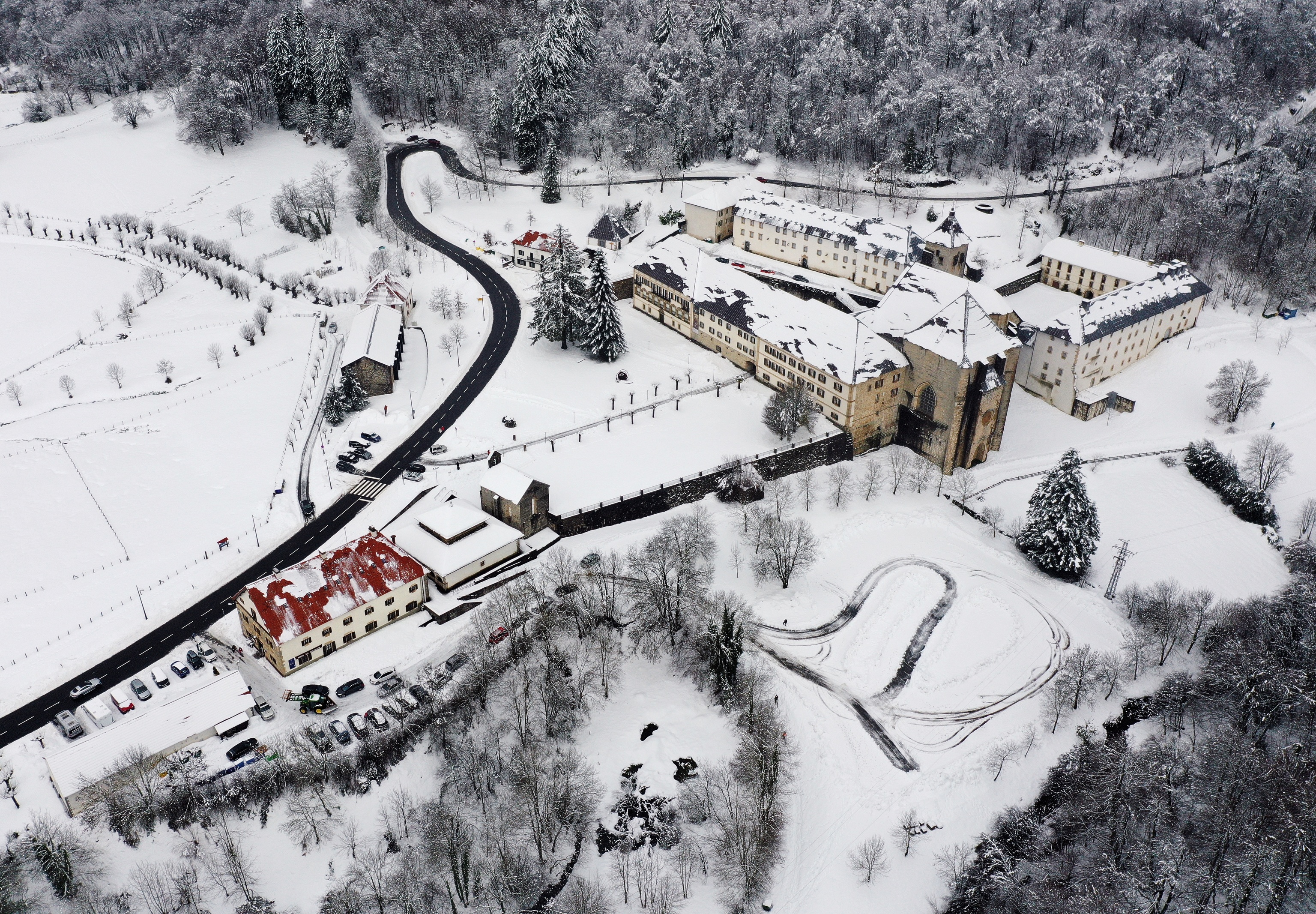 Image prise à partir d'un drone de la Collégiale de Roncevaux couverte de neige après la 