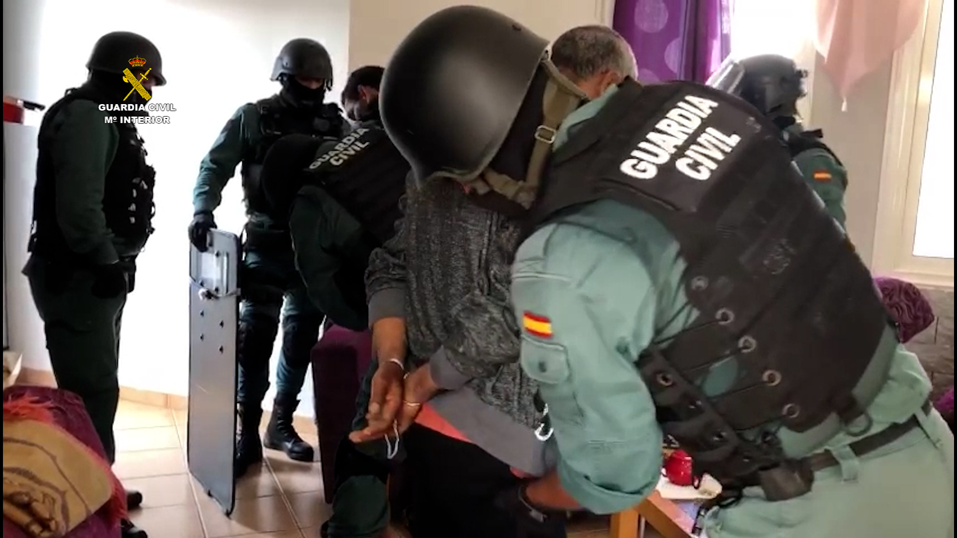 Agents de la Garde civile, pendant l'opération