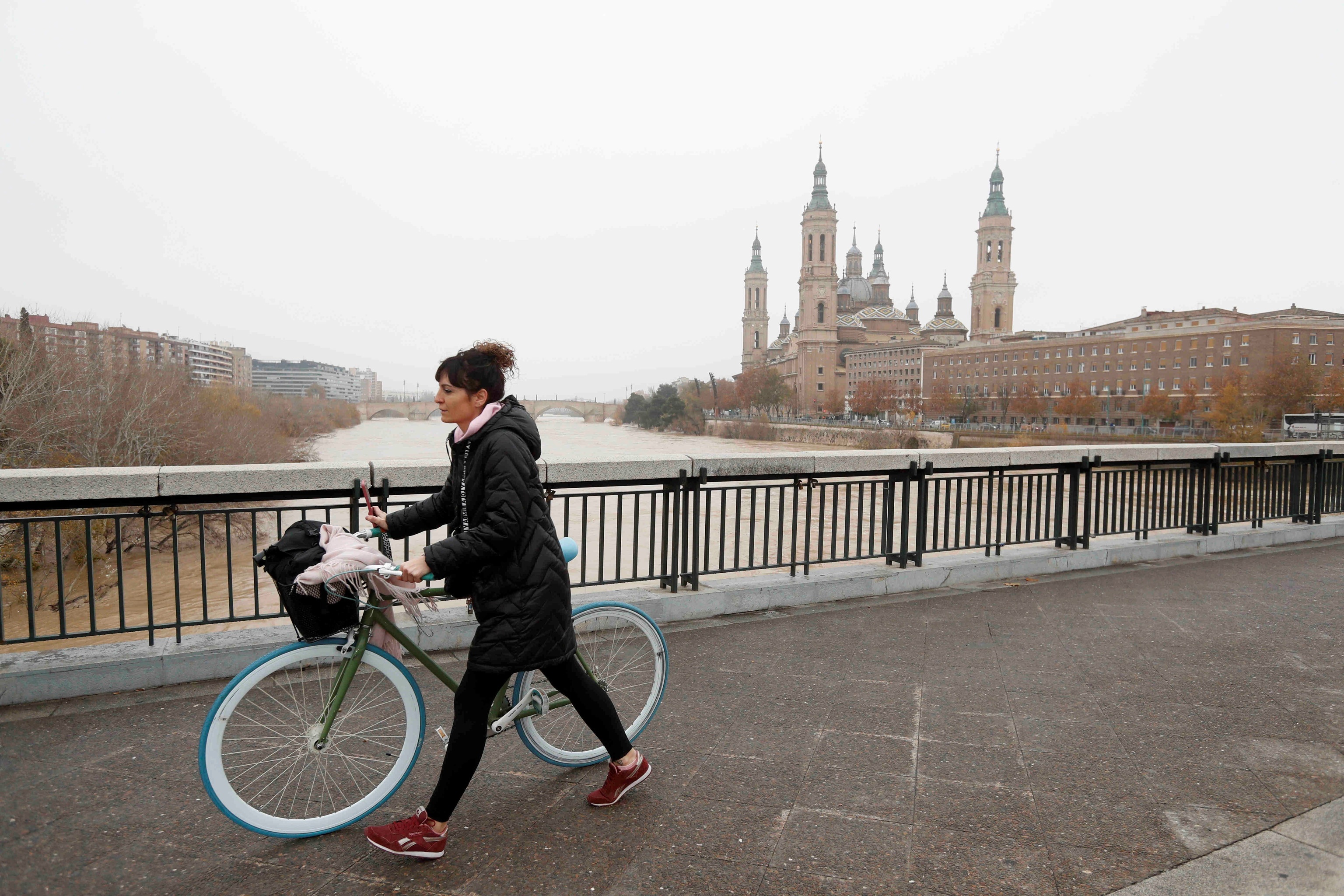 Une femme traverse le pont sur la r