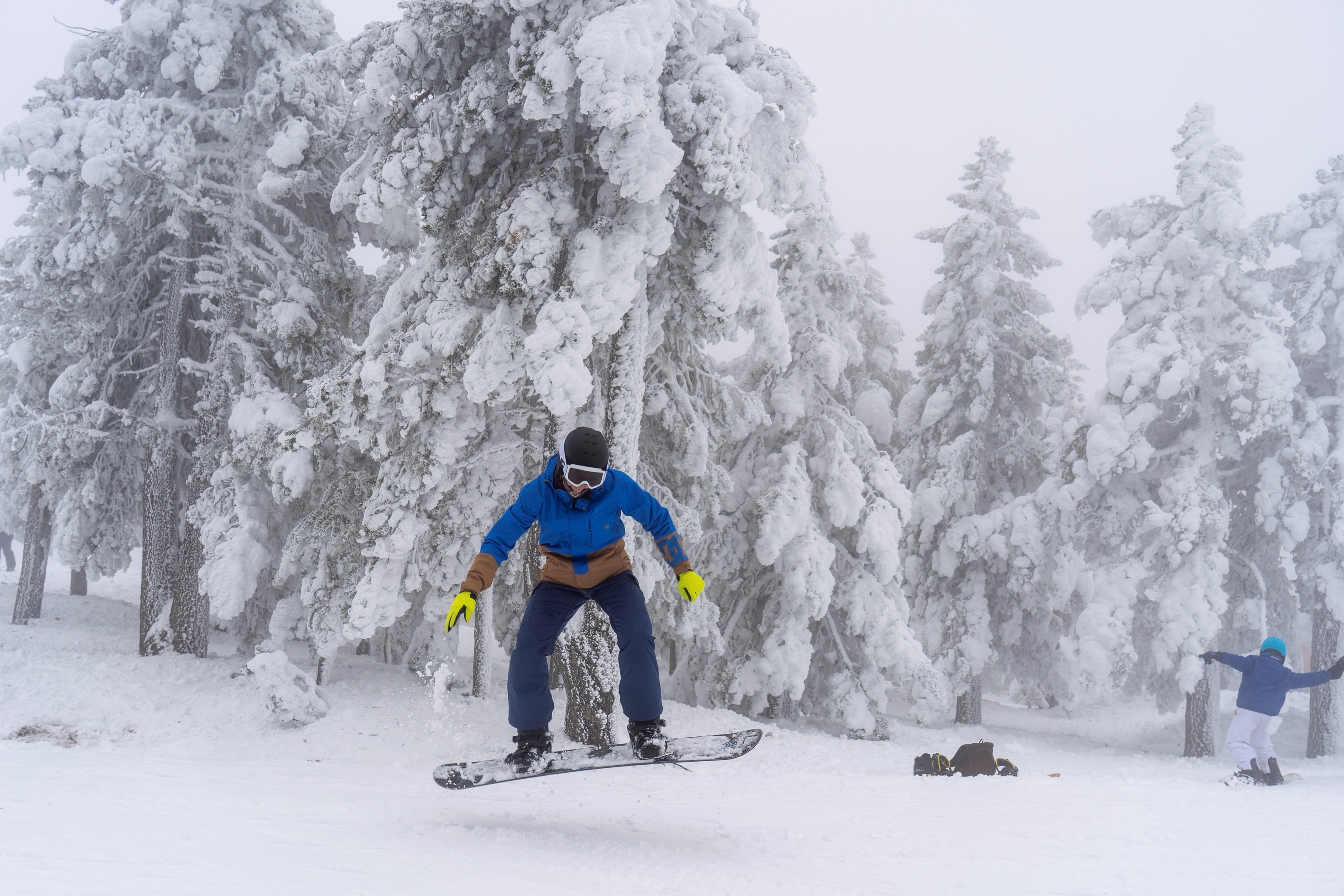 Plusieurs personnes profitent de la neige