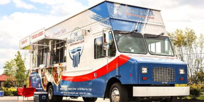 Le Great Greek Mediterranean Grill, dans la région du Michigan, favorise le succès en s&rsquo;adressant à la communauté avec Food Truck