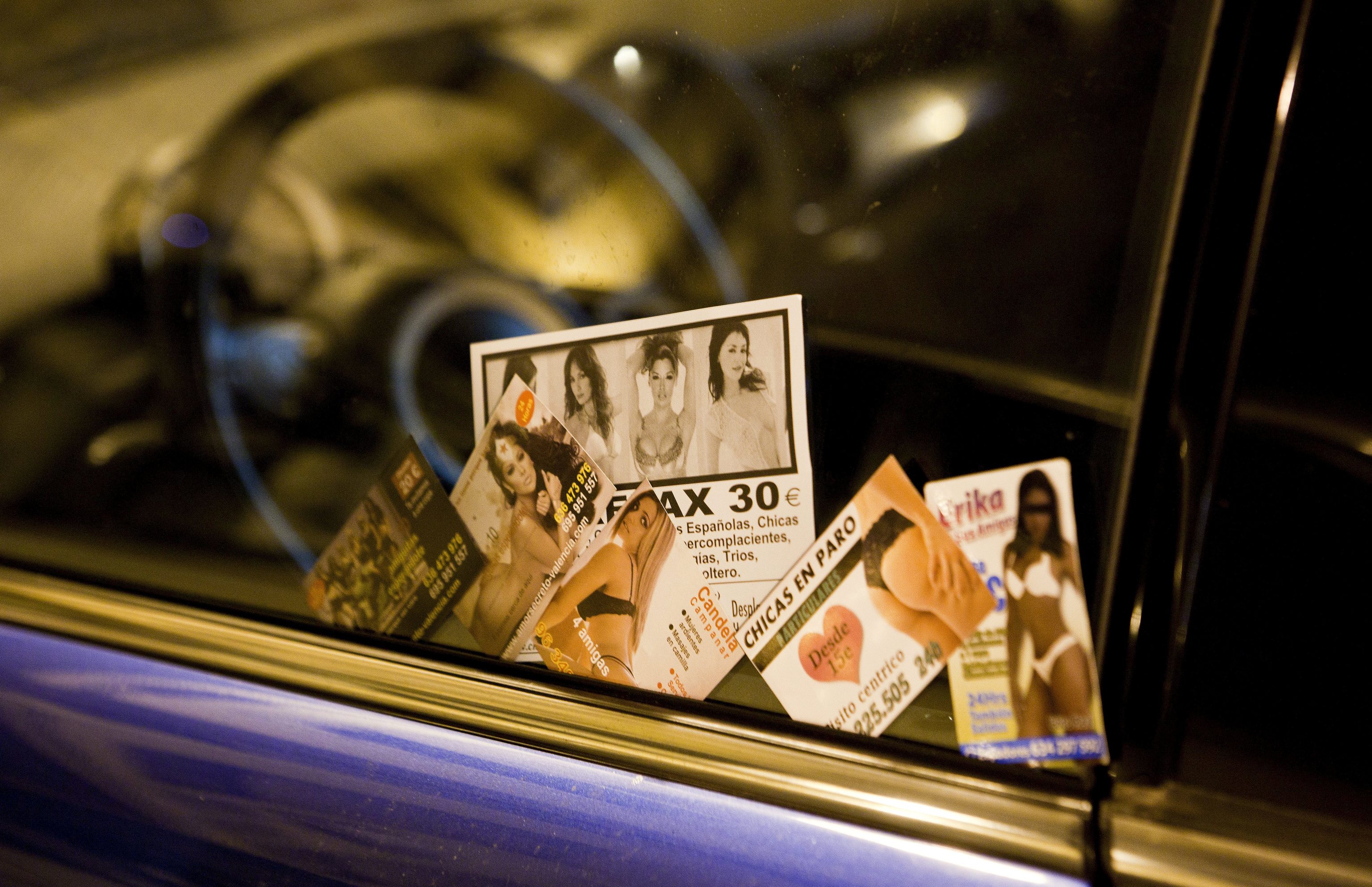 Cartes avec des offres de services sexuels.