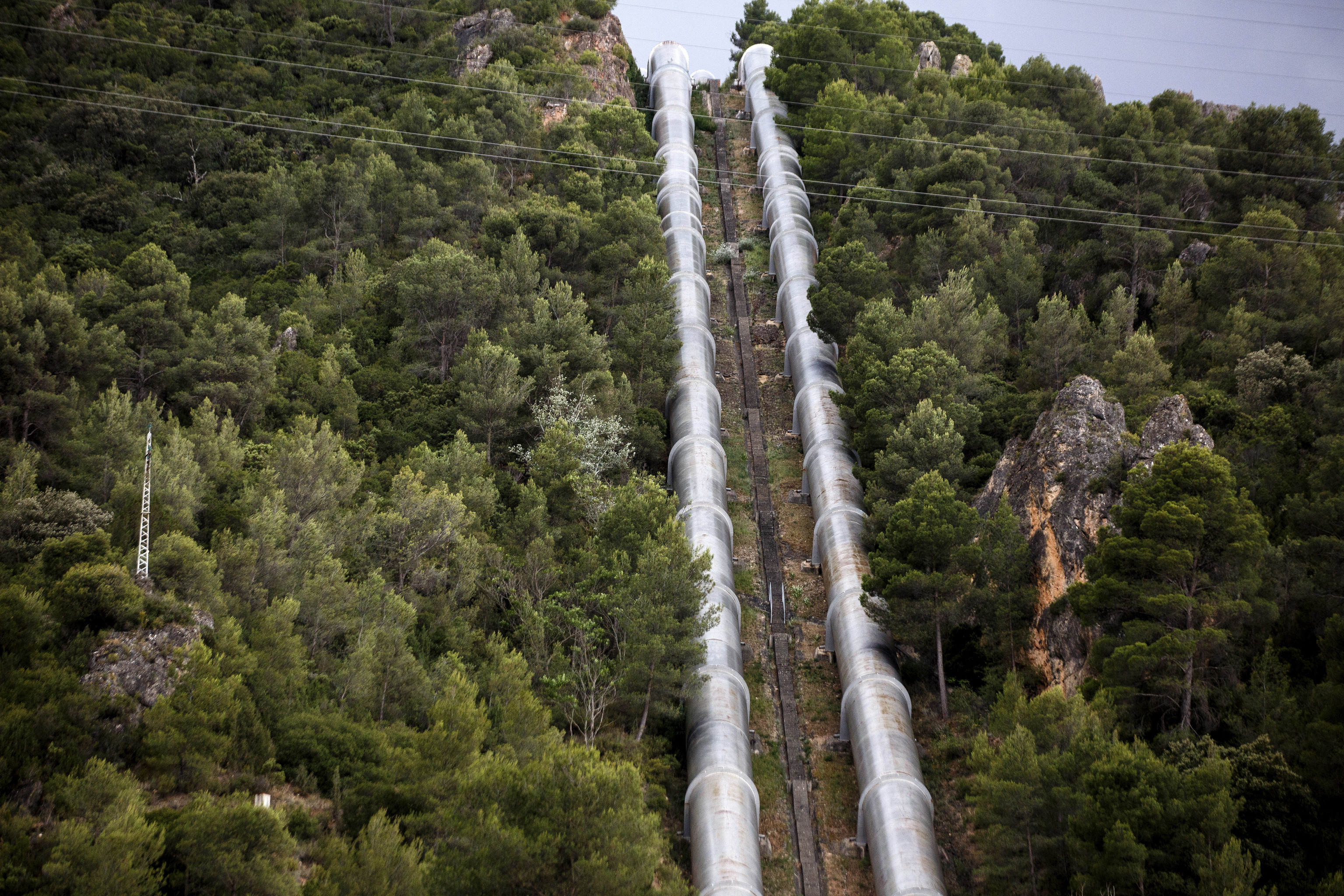Les pipelines du transfert Tajo-Segura lors de son passage dans le réservoir de Bolarque.