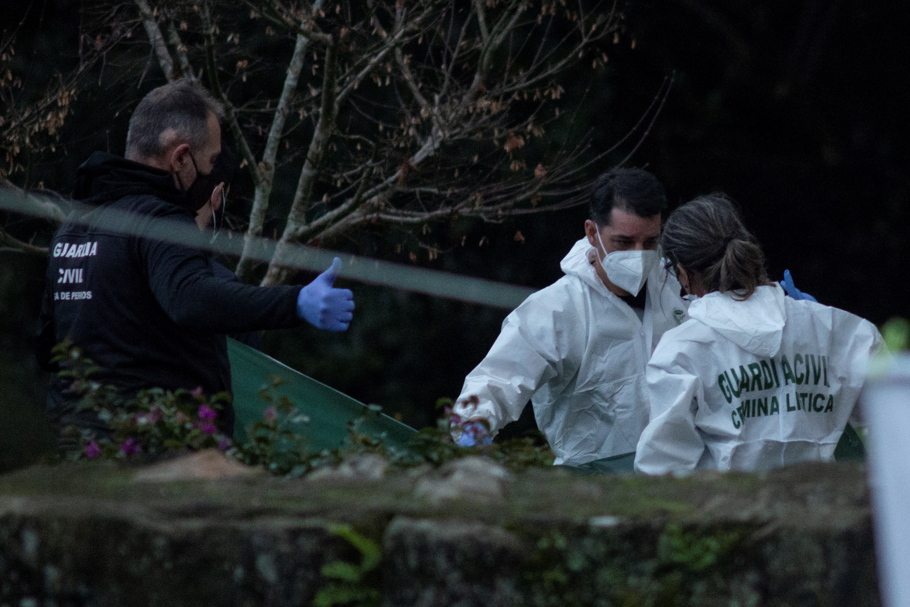 Des agents de la Garde civile recherchent les restes de l'homme démembré dans la maison du détenu à Cortegada.
