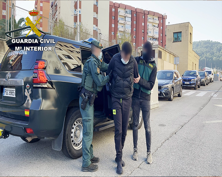 Des agents de la Garde civile transfèrent le détenu.