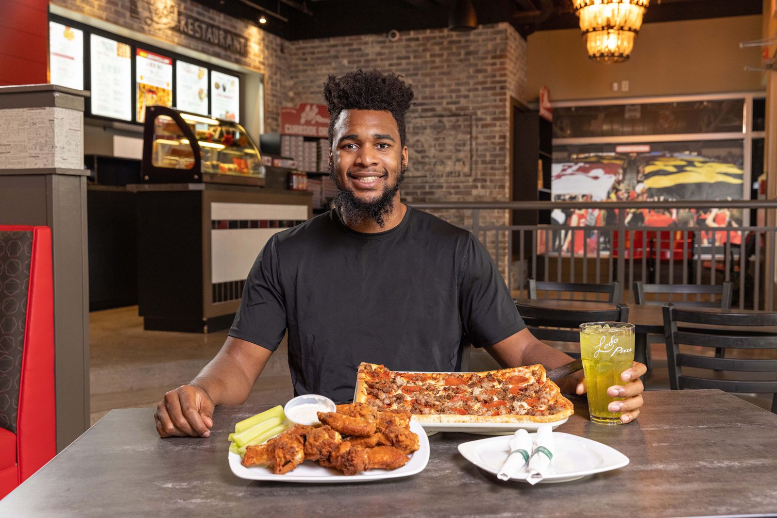 Ledo Pizza s'associe à l'attaquant puissant de l'Université du Maryland Donta Scott Ledo Pizza s'associe à l'attaquant puissant de l'Université du Maryland Donta Scott