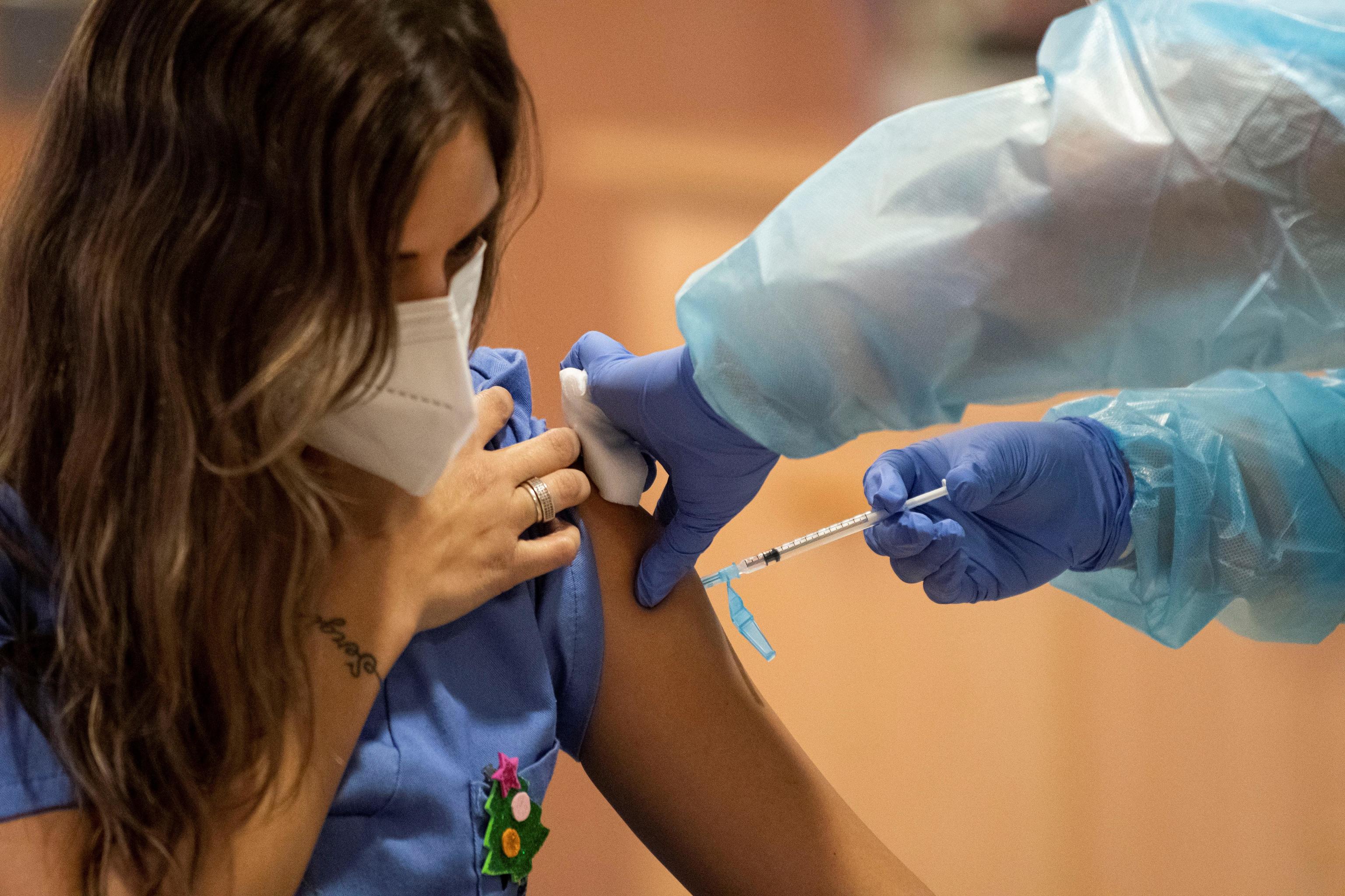 Un professionnel du secteur de la santé reçoit le vaccin à Palma.