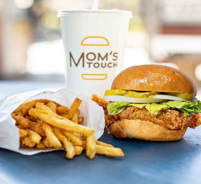 Mom's Touch, la chaîne de poulets frits très populaire, va ouvrir un deuxième emplacement en Californie du Sud Mom's Touch Soon sert son poulet frit et ses sandwichs sans raccourci à Long Beach !