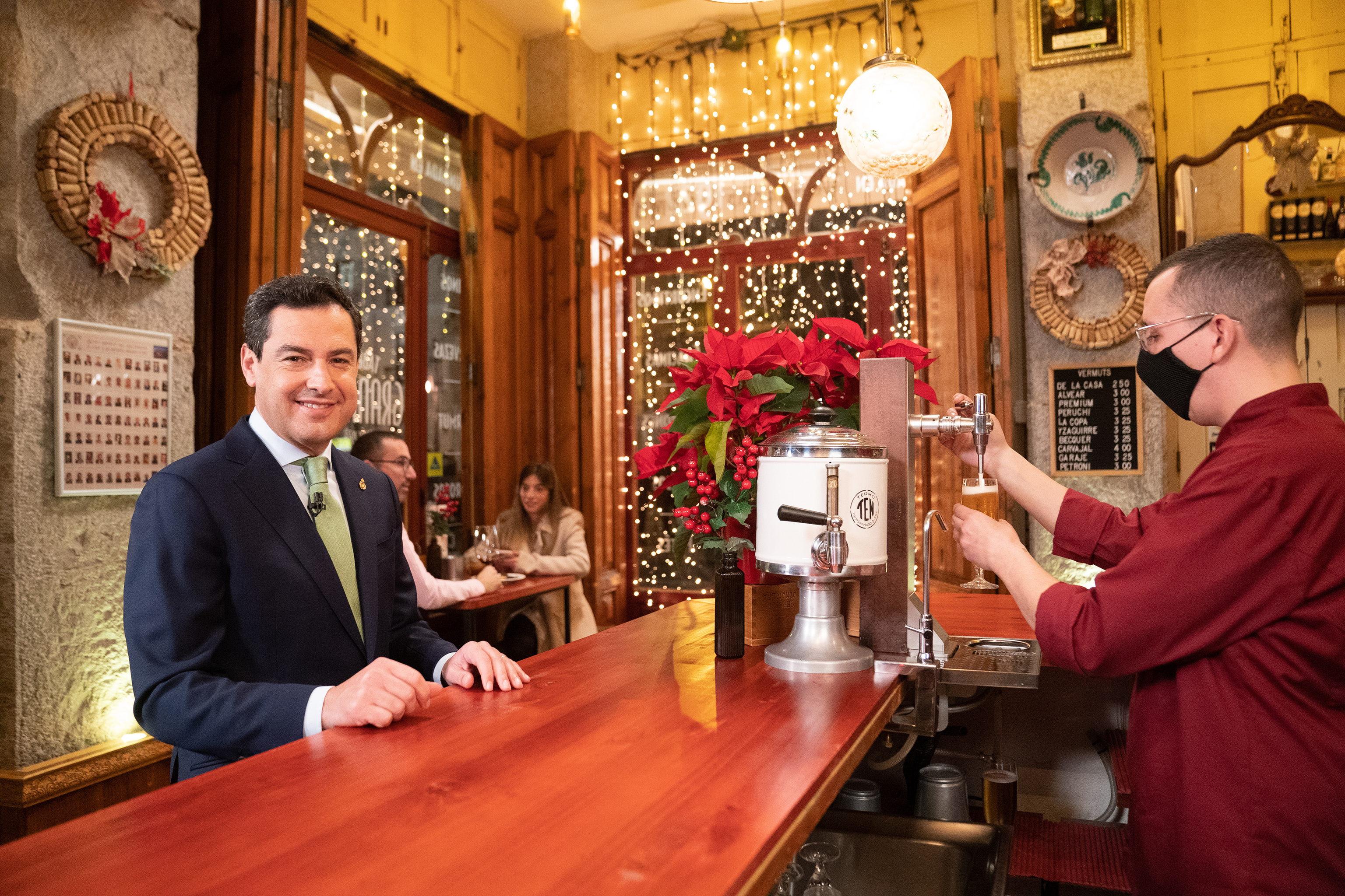 Juanma Moreno, dans la taverne Granados, au centre de Grenade.