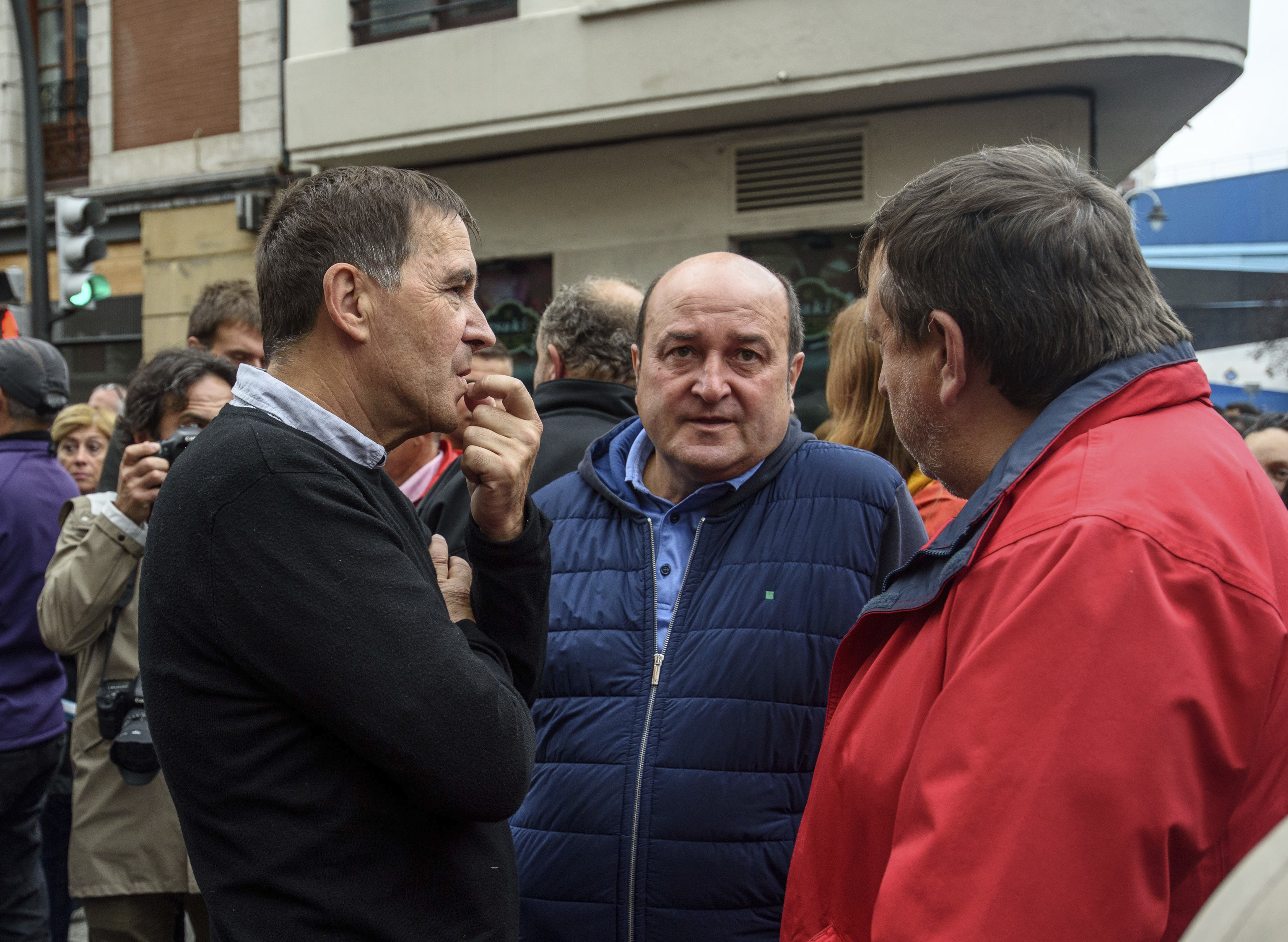 Arnaldo Otegi et Andoni Ortuzar discutent lors d'un événement organisé par la plateforme souveraine Gure Esku Dago à Bilbao.